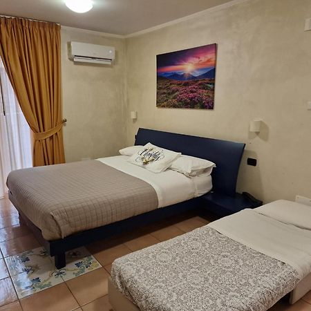 Vittoria Guest House Салерно Екстериор снимка
