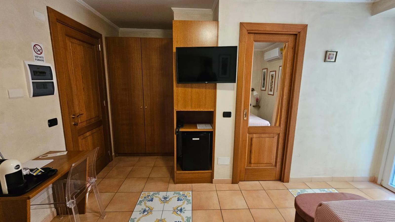 Vittoria Guest House Салерно Екстериор снимка