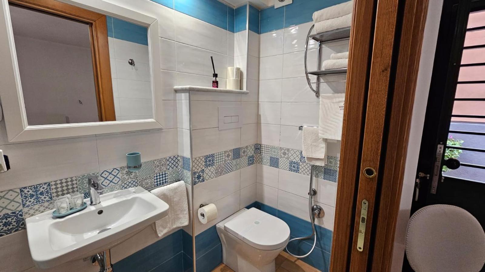 Vittoria Guest House Салерно Екстериор снимка