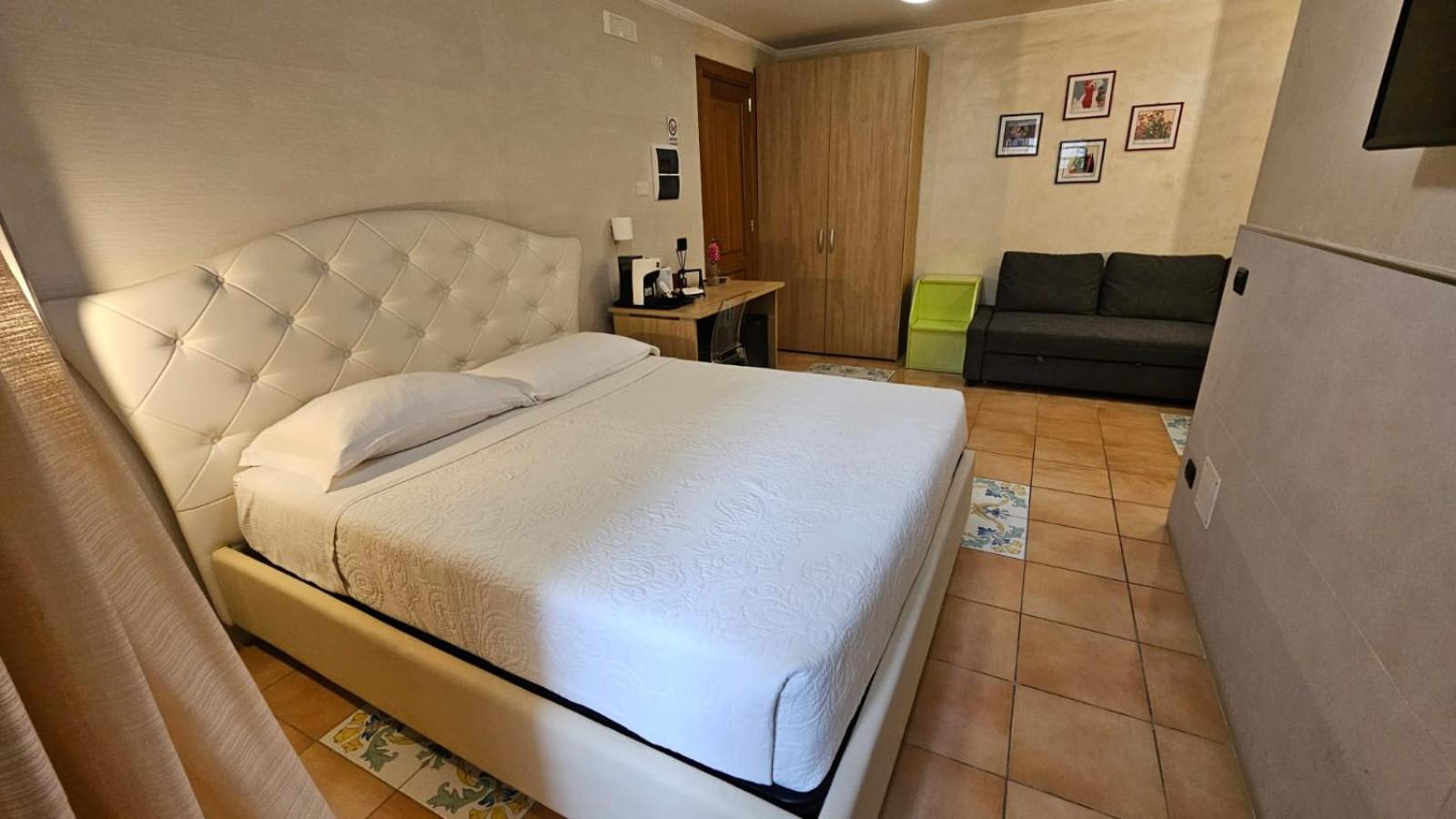 Vittoria Guest House Салерно Екстериор снимка