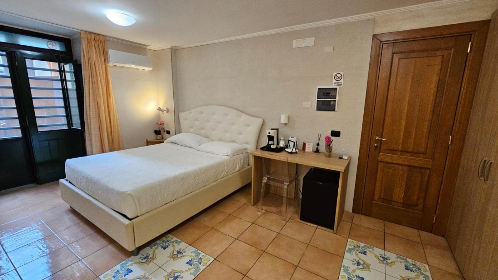 Vittoria Guest House Салерно Екстериор снимка